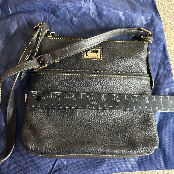 Dooney & Bourke black leather pebble letter carrier crossbody no dust bag cover - Picture 8 of 10